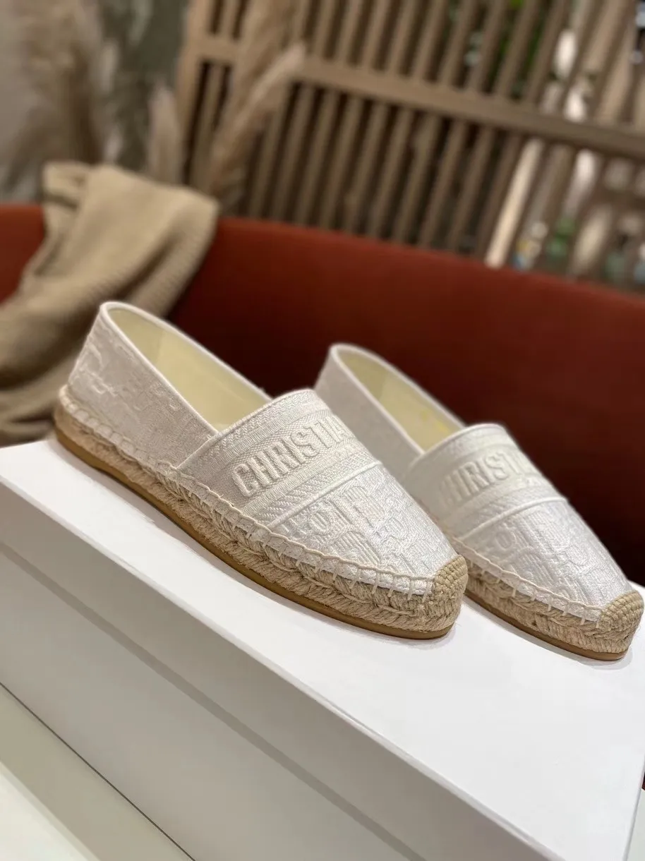 👟👟Ex-factory price 400👟👟 In 2020, new colors are coming simultaneously on the official website of the DIOR fisherman shoe series: original development, original anatomy display, exclusive outsole, you can compare as you like.  [Material] 1⃣️Sole: The only 1:1 exclusive rubber sole on the market 🌸. Fabric original embroidery. Lining: imported sheepskin, delicate and soft. [Size] 35-40.